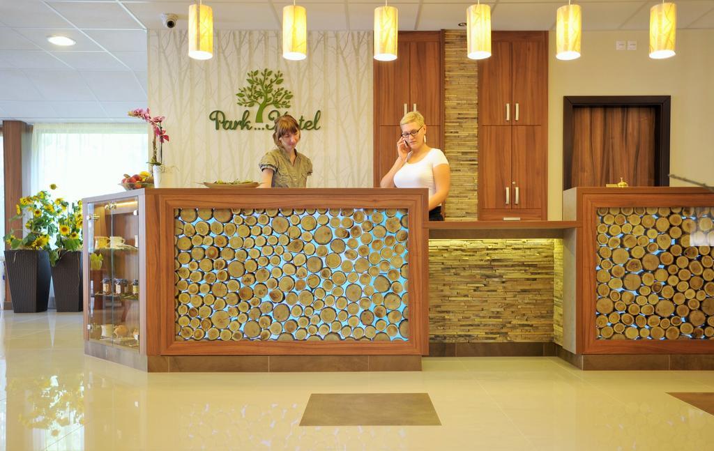 Park Hotel Гюла Екстериор снимка