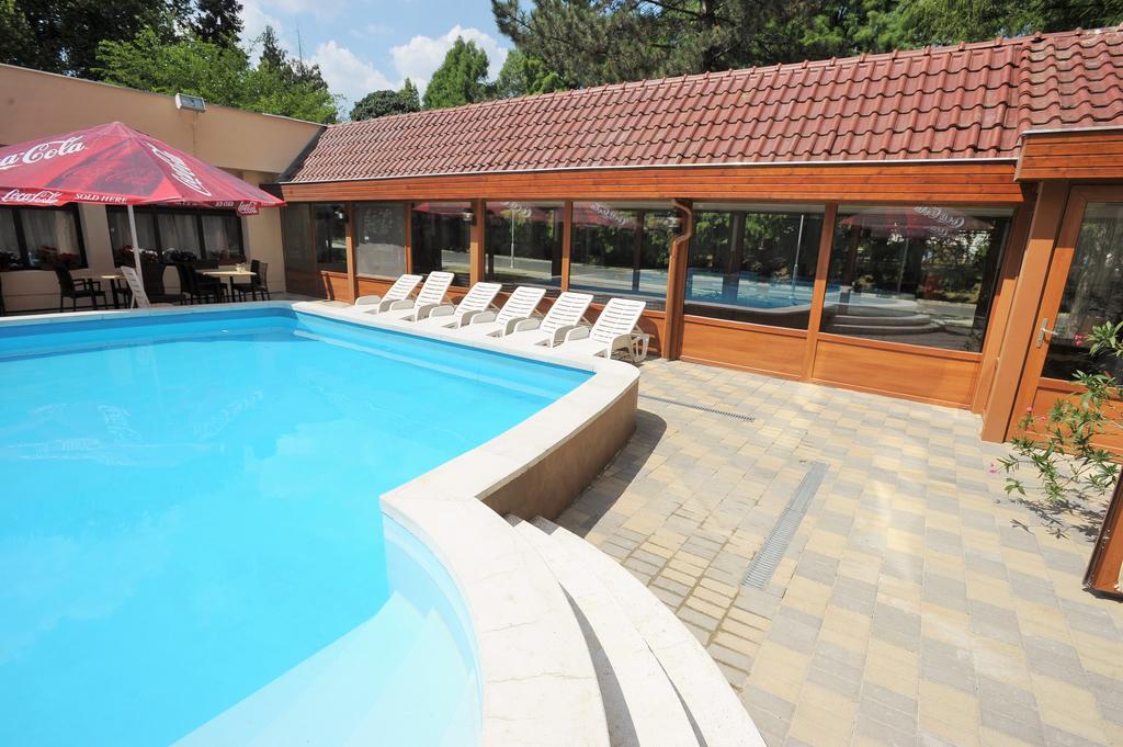 Park Hotel Гюла Екстериор снимка