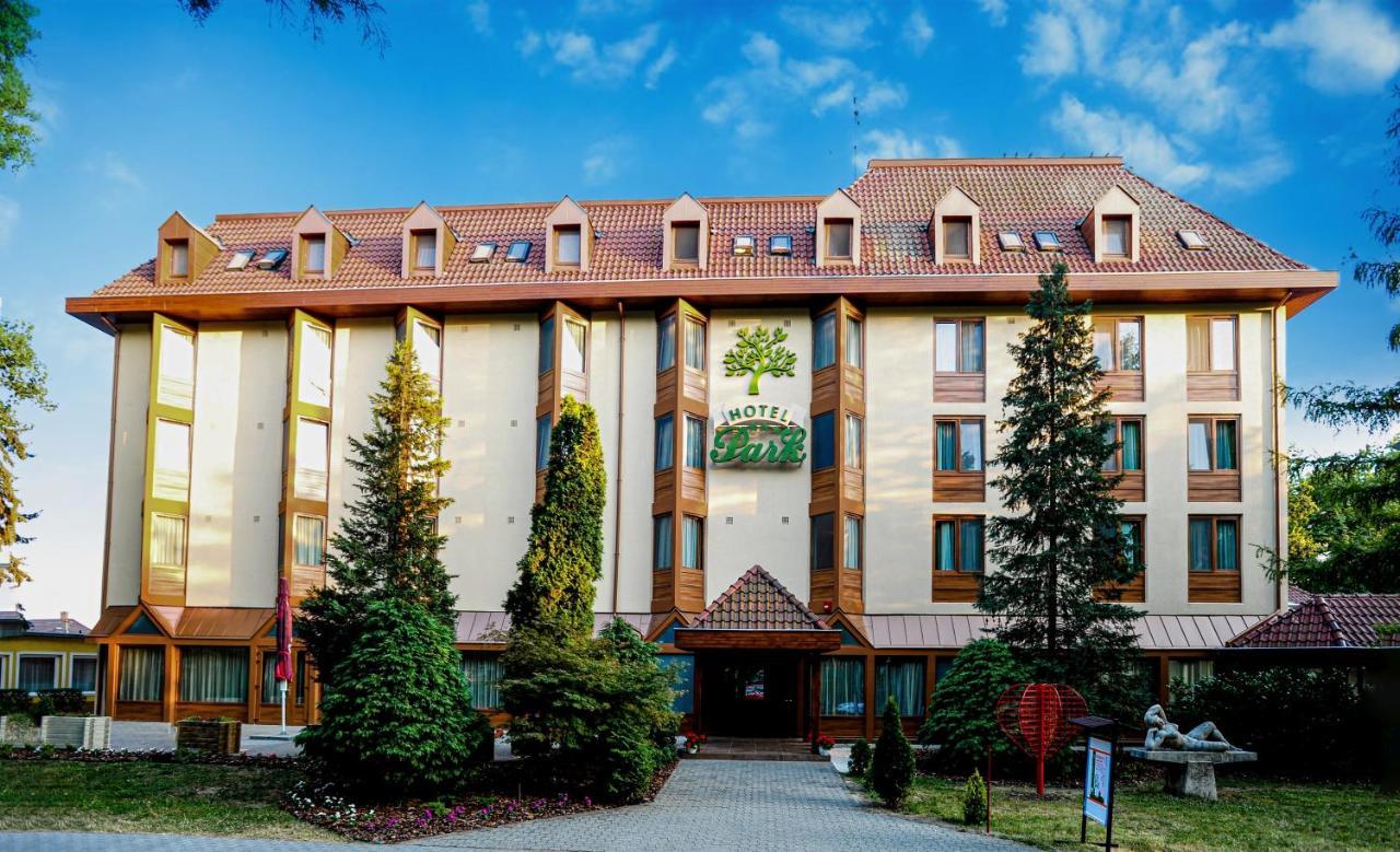 Park Hotel Гюла Екстериор снимка