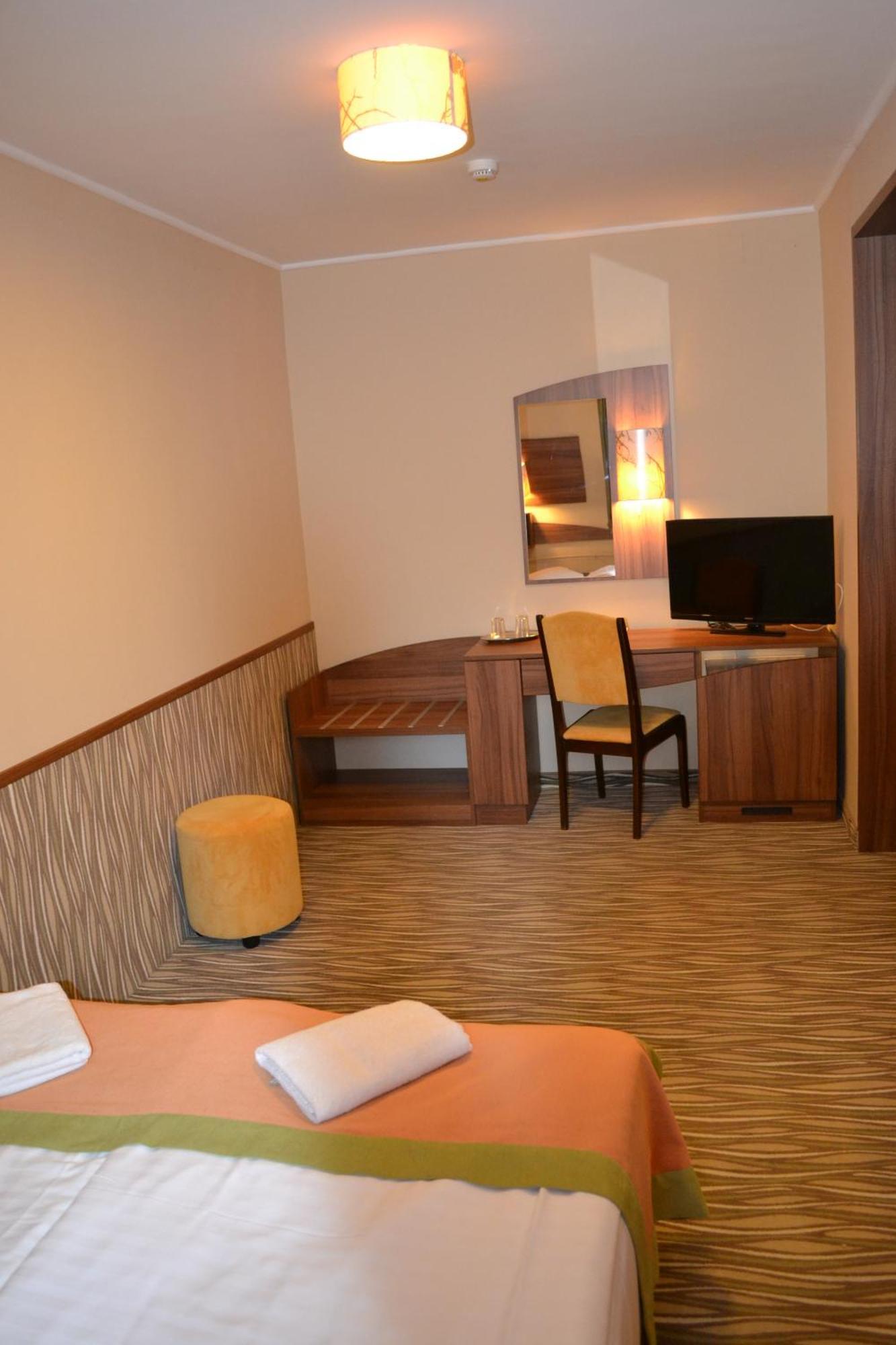 Park Hotel Гюла Екстериор снимка